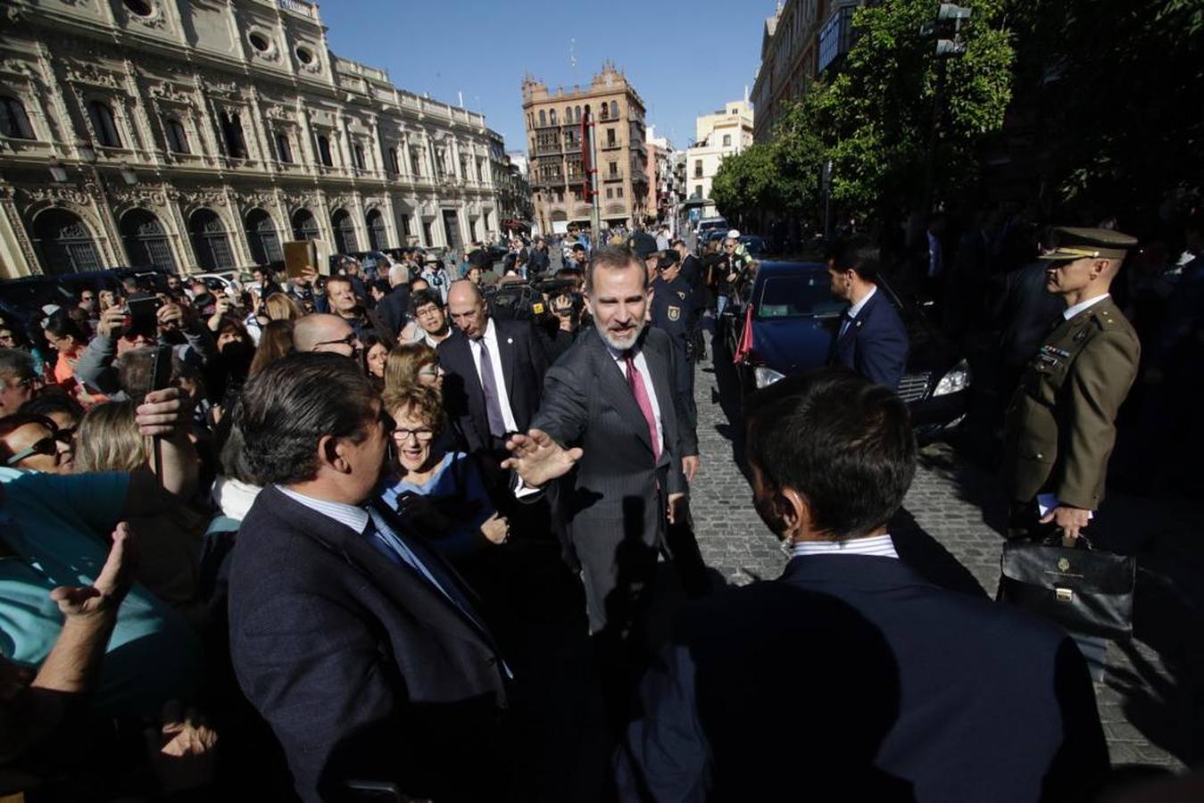 En imágenes, la llegada de los Reyes de España a Sevilla y al Congreso de las Academias