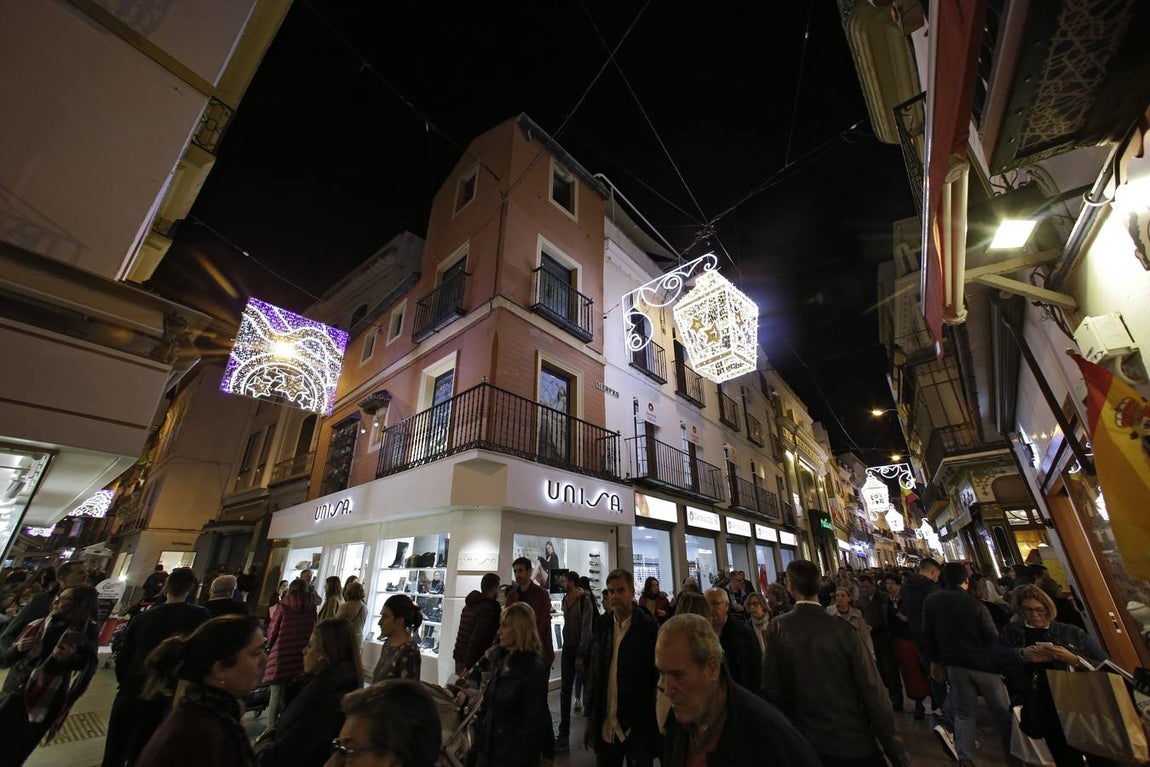 Fotogalería: Sevilla luce ya su alumbrado navideño