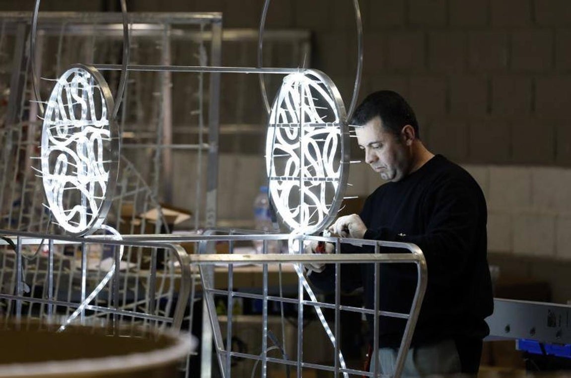 En imágenes, cómo se fabrica la luz navideña en Ximénez Group
