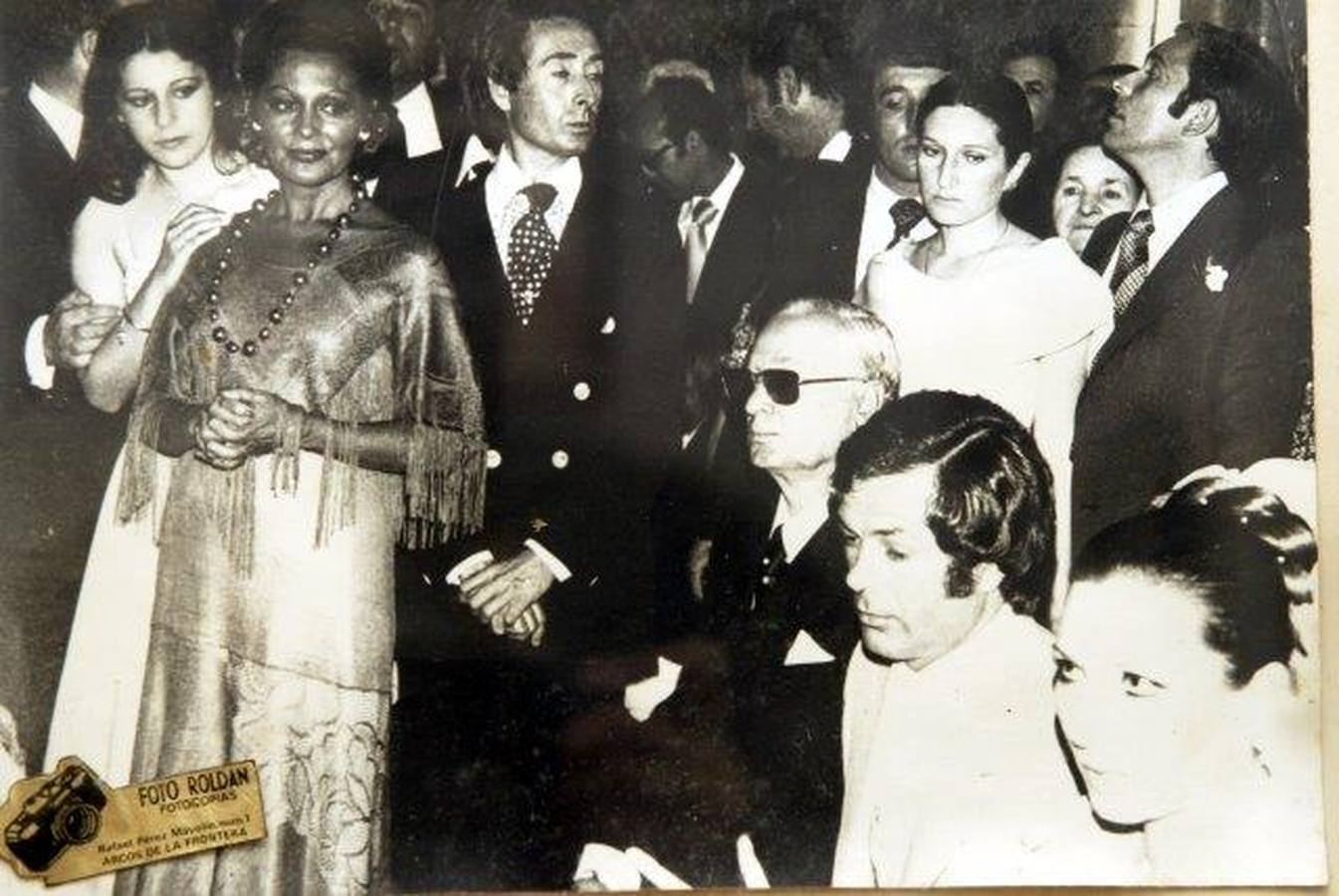 En la boda de Rocío Jurado. Isabel Pantoja aparece en esta curiosa fotografía tras Paquito Rico durante la boda de Rocío Jurado y Pedro Carrasco en Chipiona, en 1976, con los novios en primer plano
