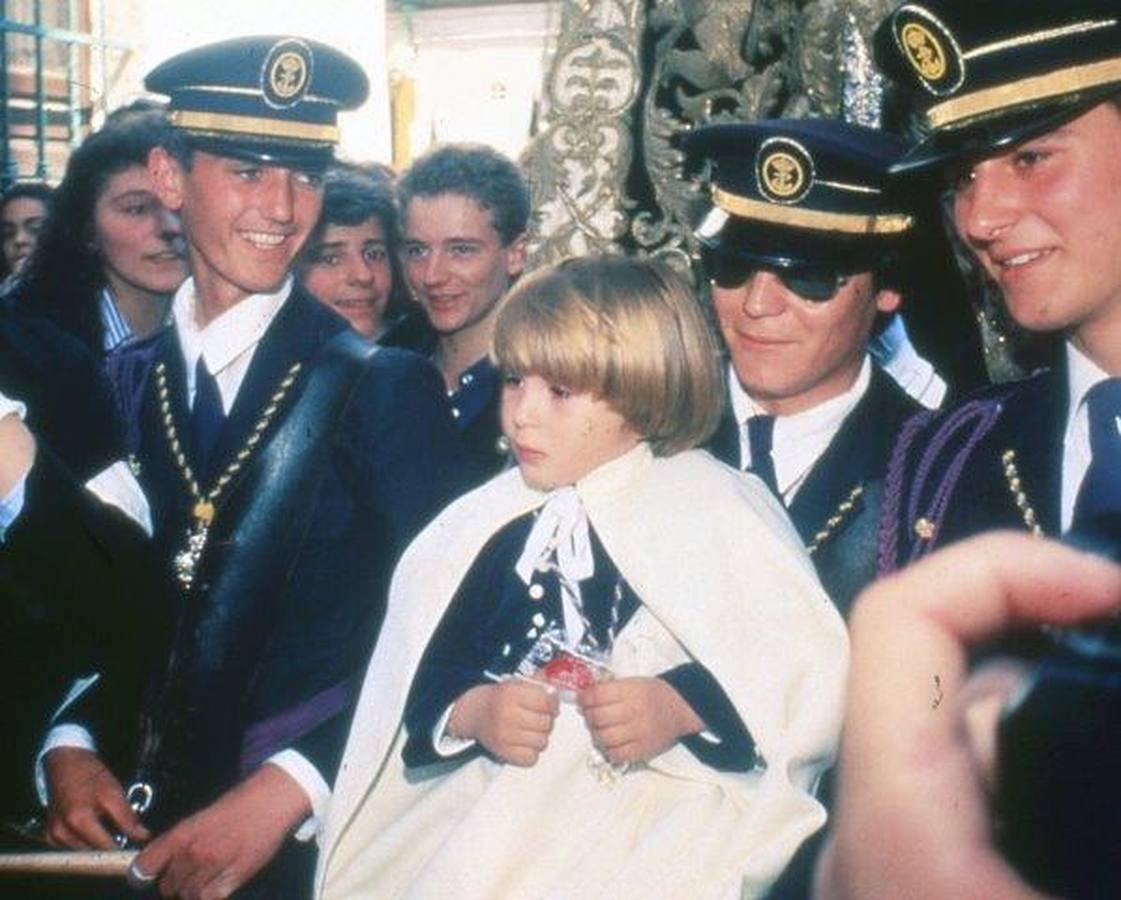 Con la Esperanza de Triana. Una foto muy querida por Isabel Pantoja, la de su hijo vestido de nazareno con la hermandad de la Esperanza de Triana. Kiko Rivera tocaría después la corneta en la banda de la hermandad