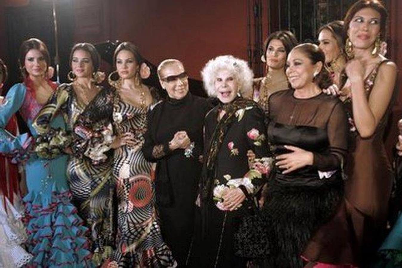 Afición por la moda flamenca. La cantante sevillana siempre ha segudio de cerca la moda flamenca. En la imagen, con la Duquesa de Alba y la diseñadora Lina durante un desfile en Sevilla