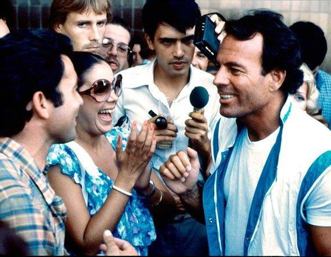 Con Paquirri y Julio Iglesias. El éxito artístico y el noviazgo con el torero Paquirri convirtió a Isabel Pantoja en una celebridad que se codeaba con lo mejor del mundo artístico del momento. En la imagen, la pareja saluda a Julio Iglesias