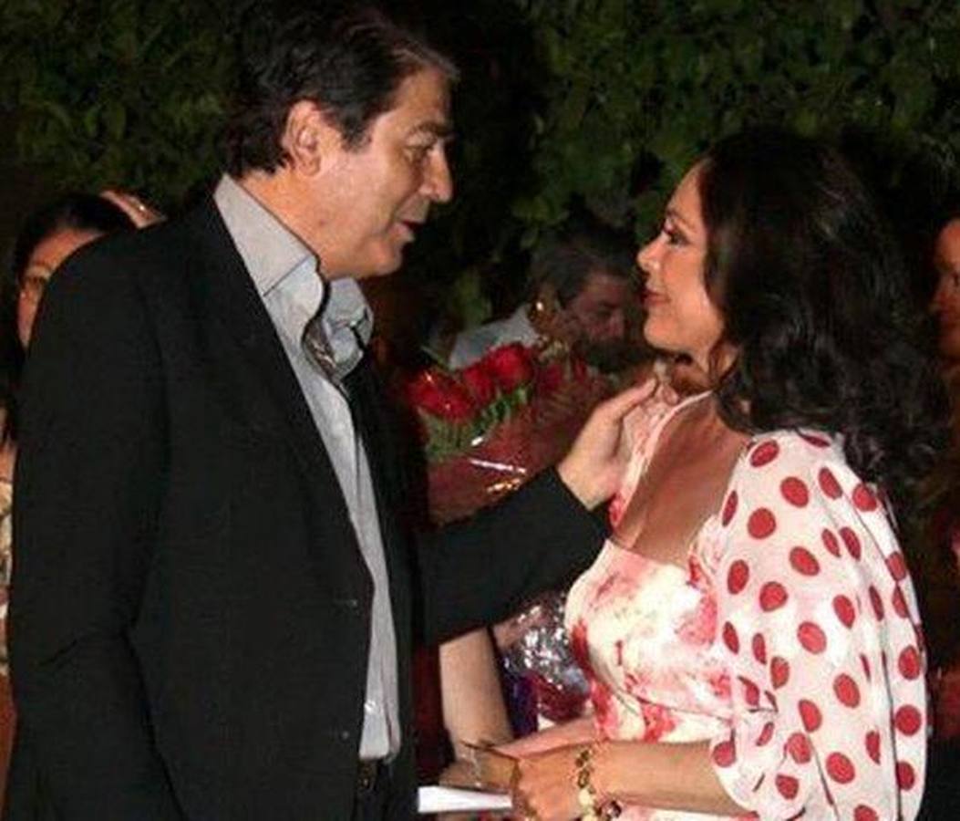 Máximo Valverde, compañero y amigo. El actor Máximo Valverde saluda a Isabel Pantoja durante una gala. Ambos, buenos amigos, llegarton a protagonizar sainetes de los hermanos Álvarez Quintero en su juventud