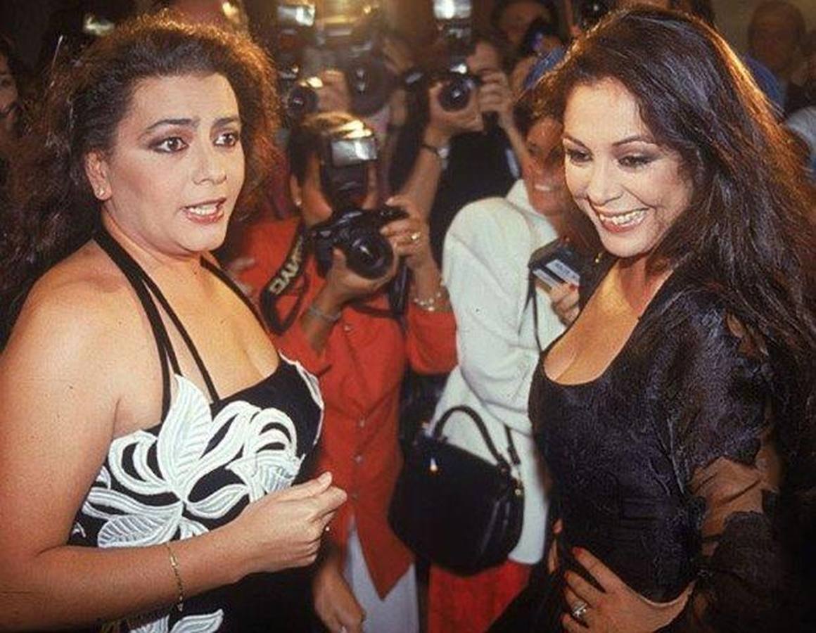 María del Monte, amistad íntima. La cantante mantuvo durante años una íntima amistad con  María del Monte, madrina de su hija Isabel. En la imagen, ambas durante la presentación de un disco de María en el Hotel Colón de Sevilla