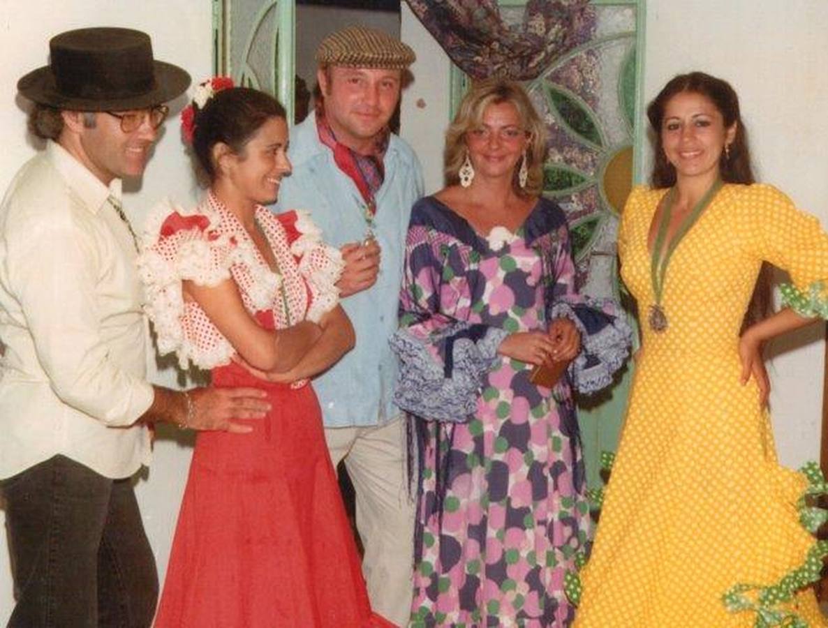Un Rocío con el doctor Cariñanos. El otorrino Antonio Muñoz Cariñanos mantuvo una gran amistad con la cantante trianera. En la imagen ambos aparecen con amigos comunes en una casa de El Rocío