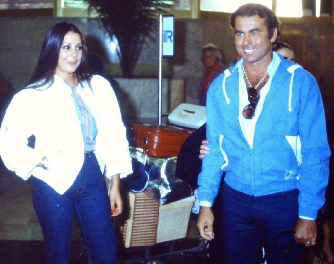 Acompañando a Paco. La tonadillera del barrio trianero del Tardón acompañaba siempre que podía a su marido. Esta imagen está tomada en el aeropuerto, a la vuelta de un viaje a América