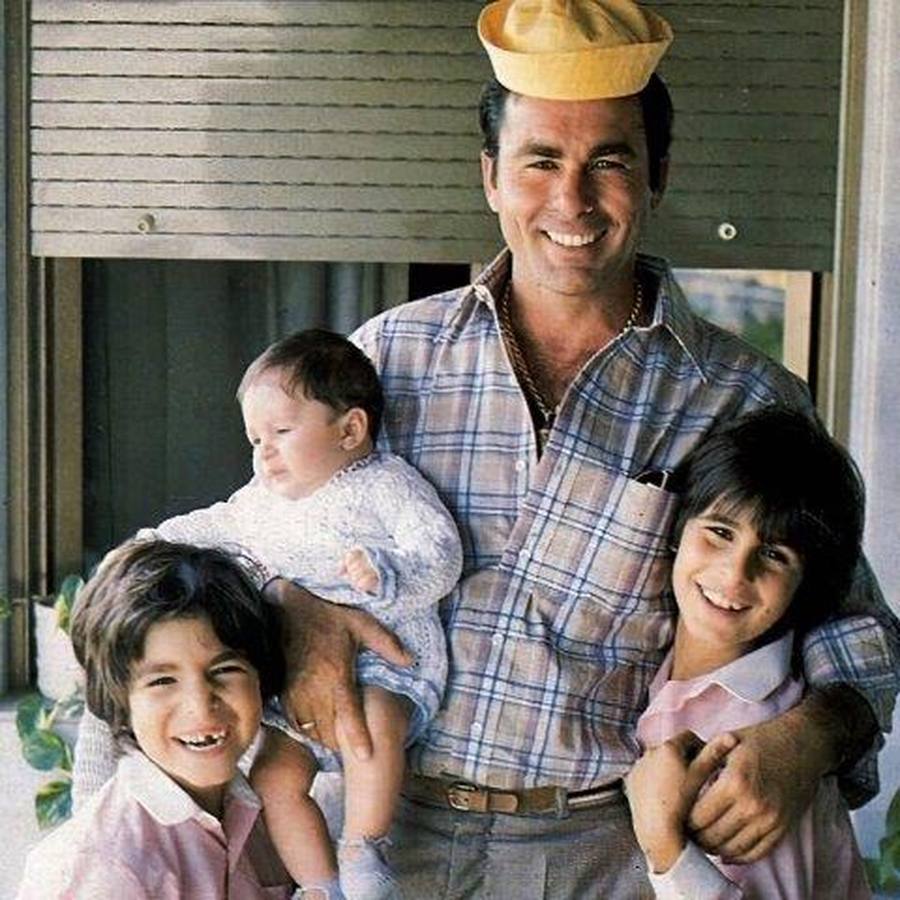 Poco antes de la tragedia. Una imagen familiar de Francisco Rivera «Paquirri» compartiendo con sus tres hijos un momento de diversión. El teroro no podía imaginar la grave cogida que le deparaba el destino