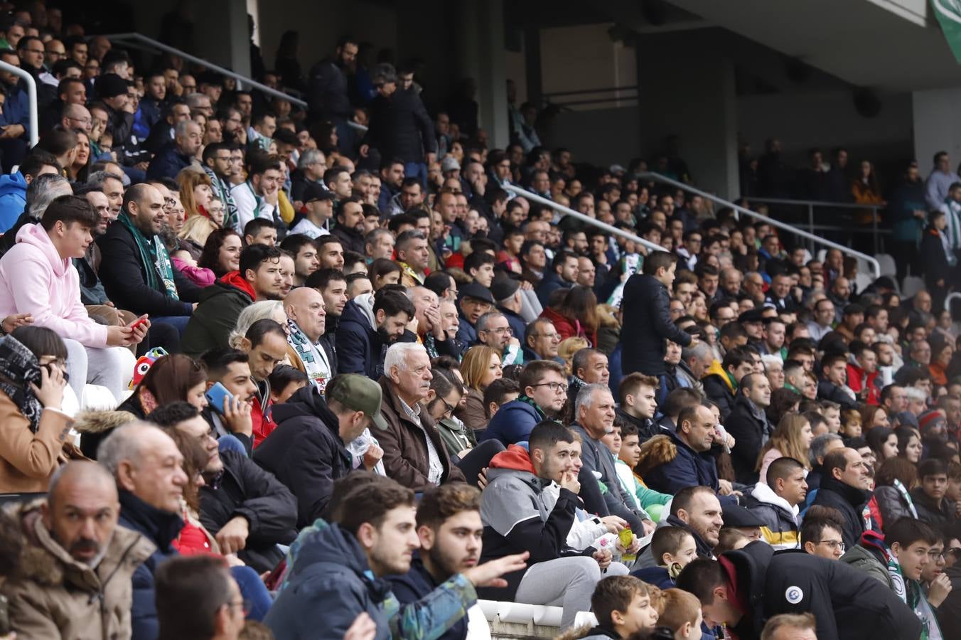 El ambiente navideño en la grada del Córdoba CF-Marbella