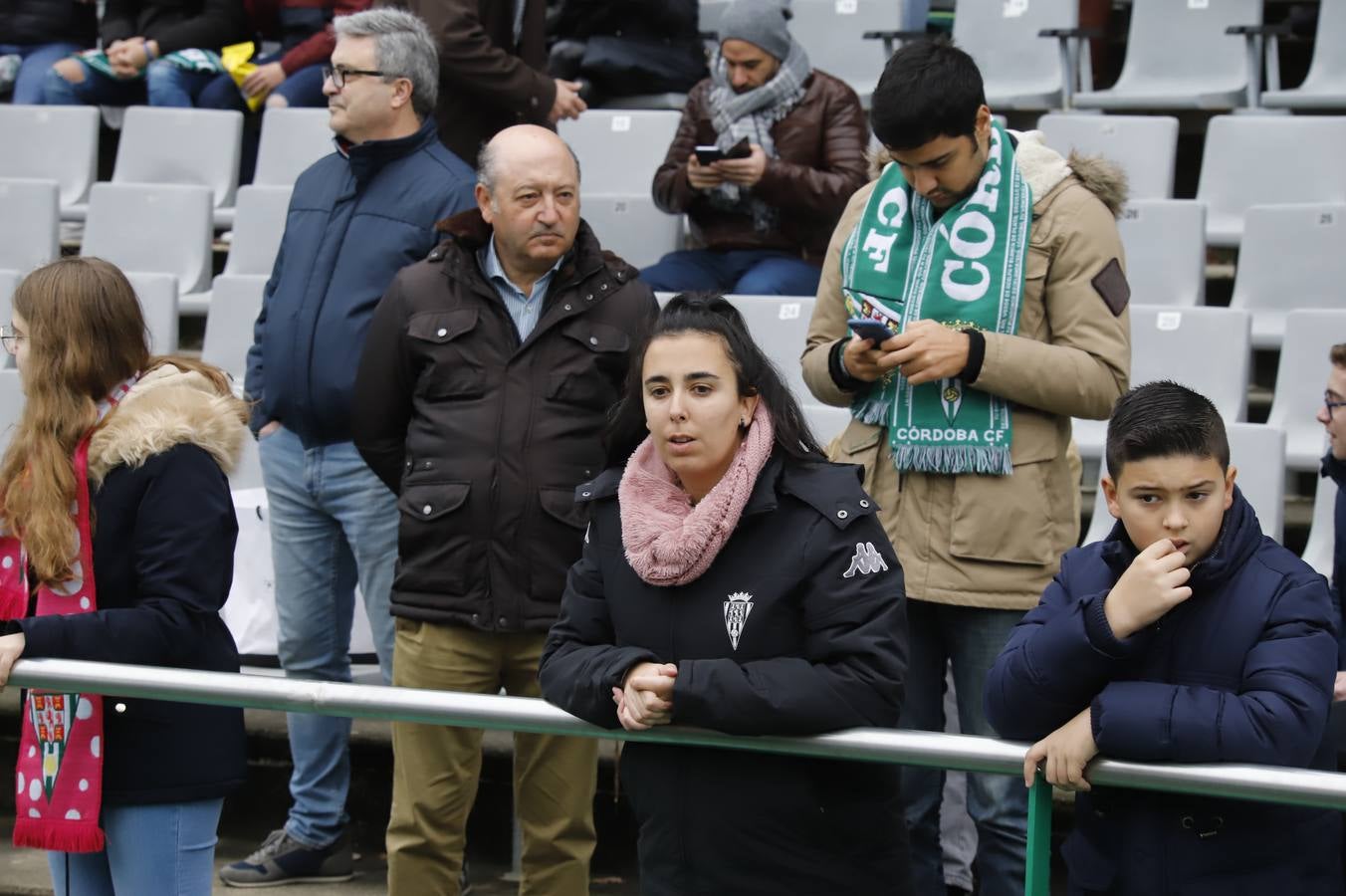 El ambiente navideño en la grada del Córdoba CF-Marbella