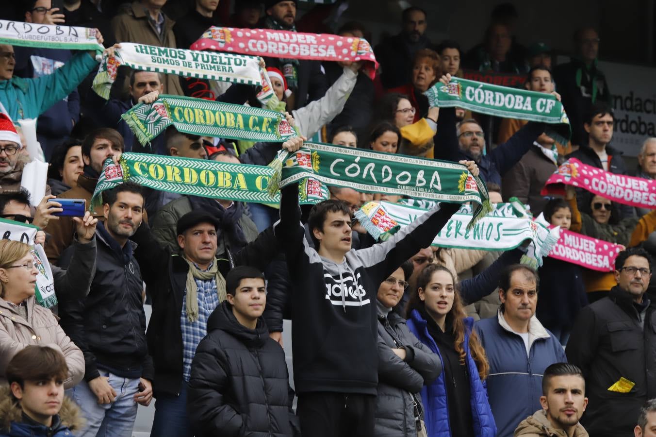 El ambiente navideño en la grada del Córdoba CF-Marbella
