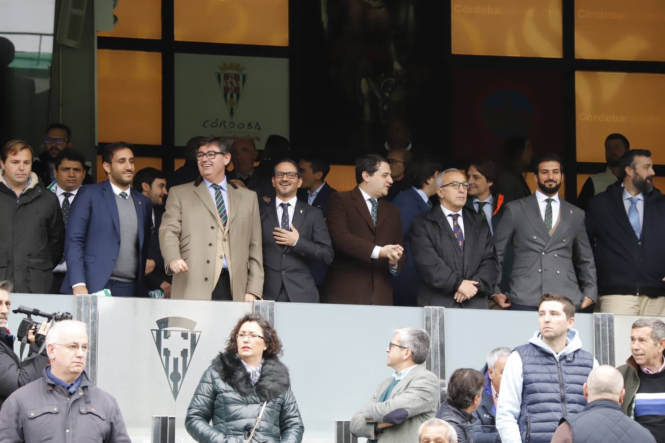 El ambiente navideño en la grada del Córdoba CF-Marbella