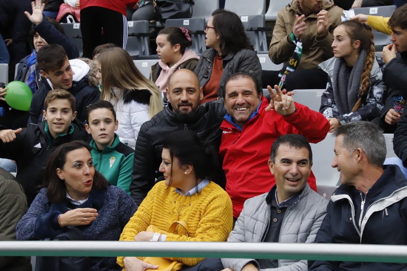 El ambiente navideño en la grada del Córdoba CF-Marbella