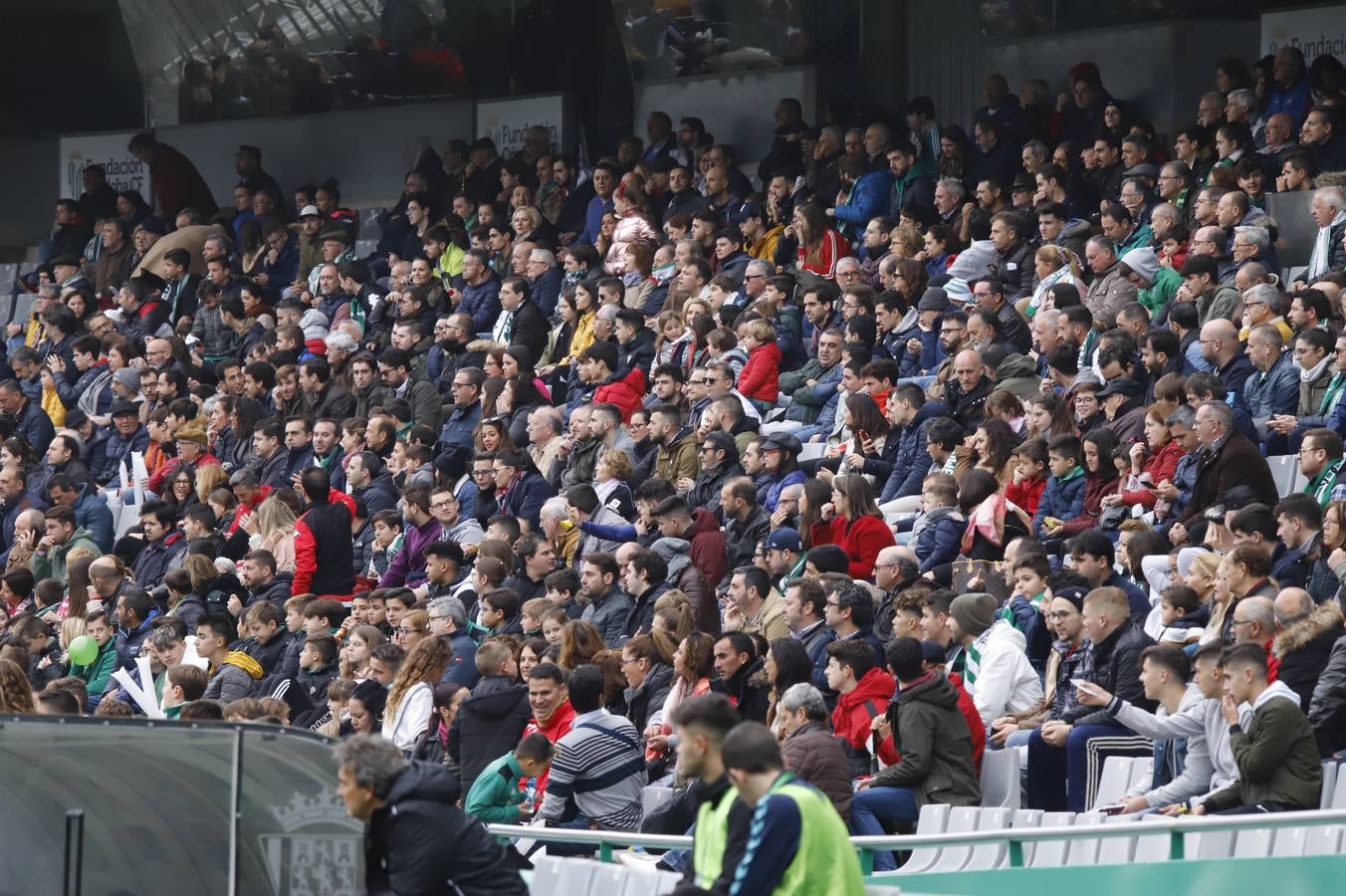 El ambiente navideño en la grada del Córdoba CF-Marbella