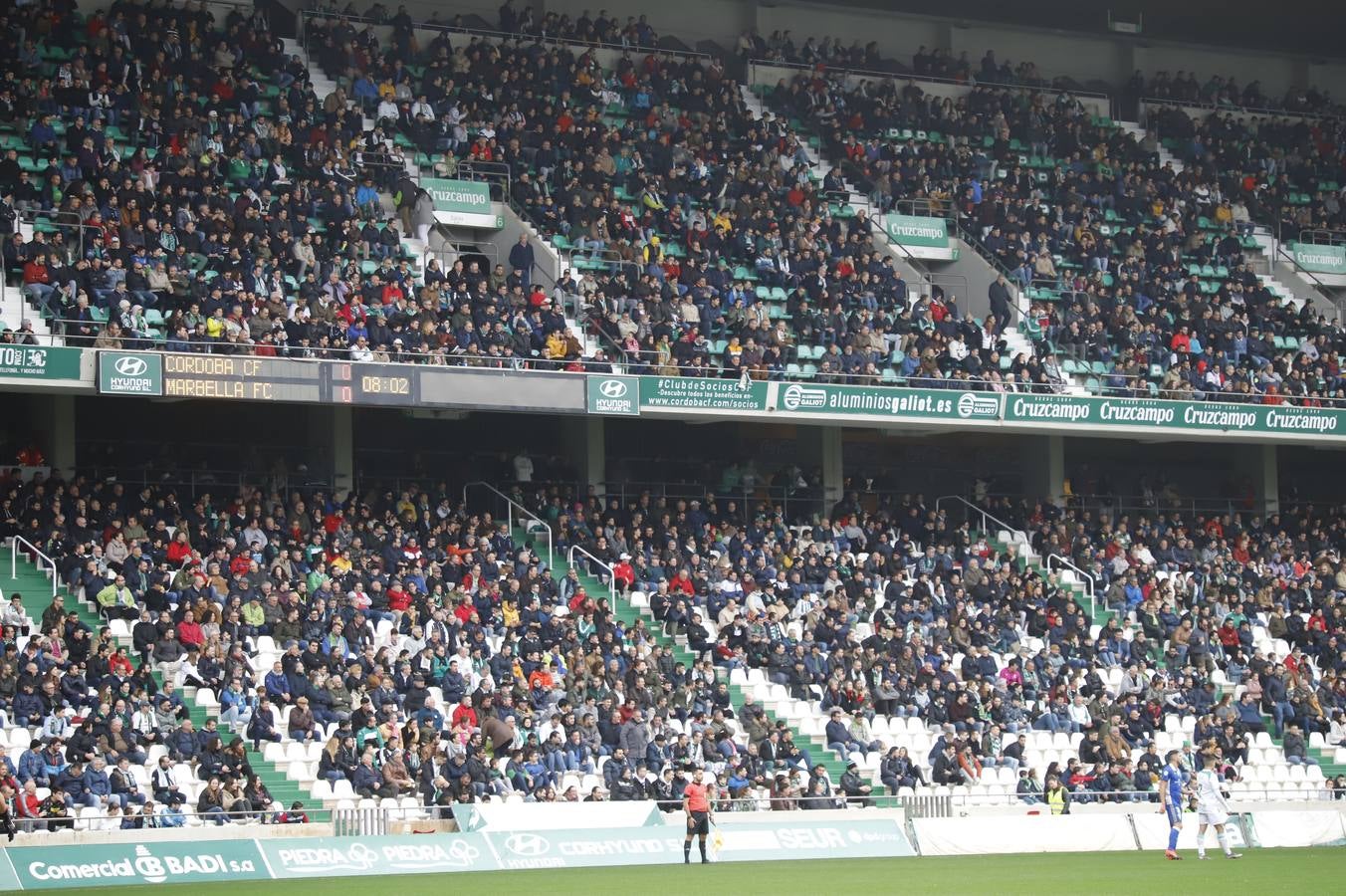 El ambiente navideño en la grada del Córdoba CF-Marbella