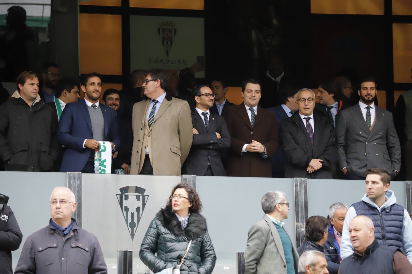 El ambiente navideño en la grada del Córdoba CF-Marbella