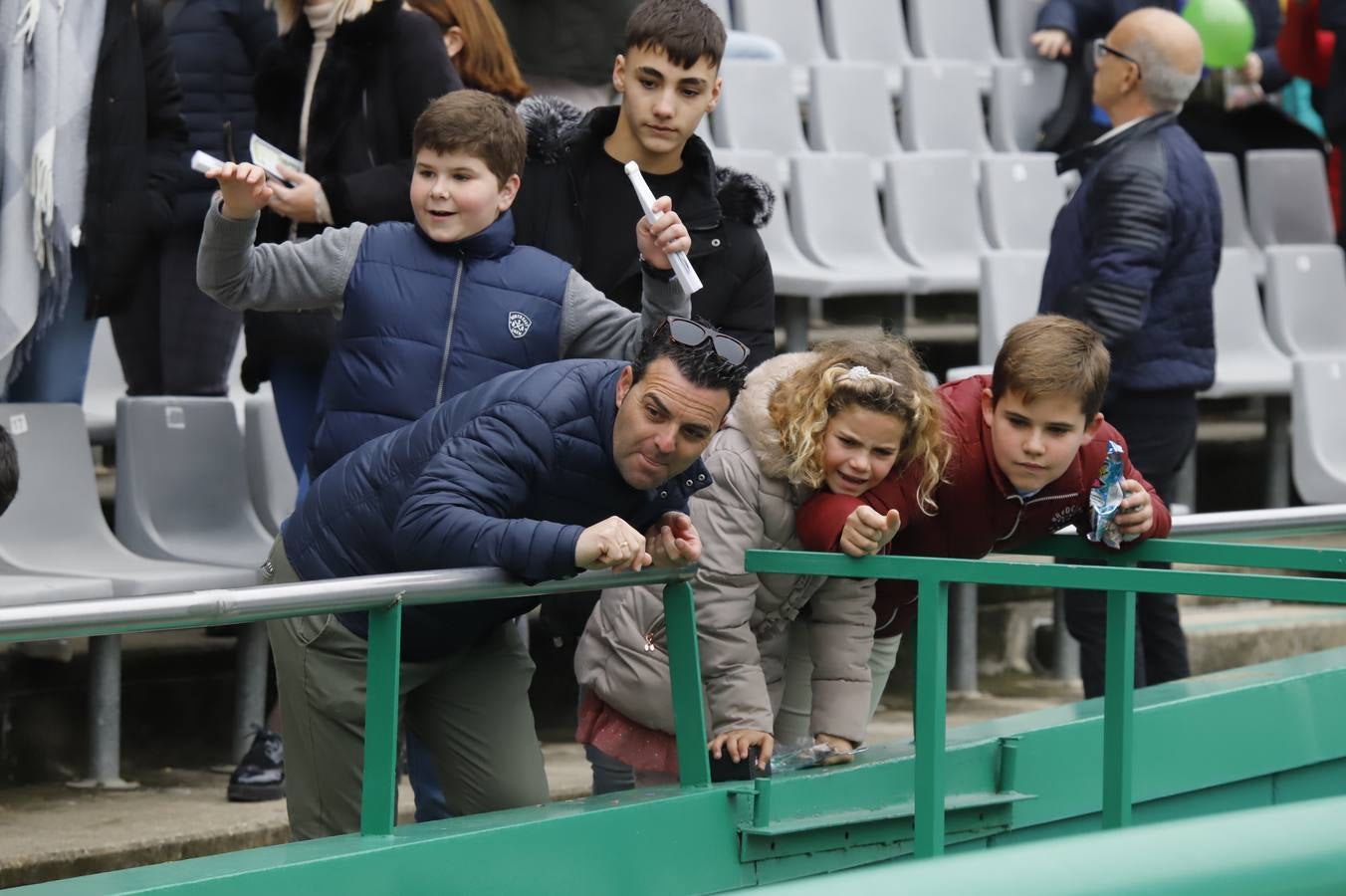 El ambiente navideño en la grada del Córdoba CF-Marbella