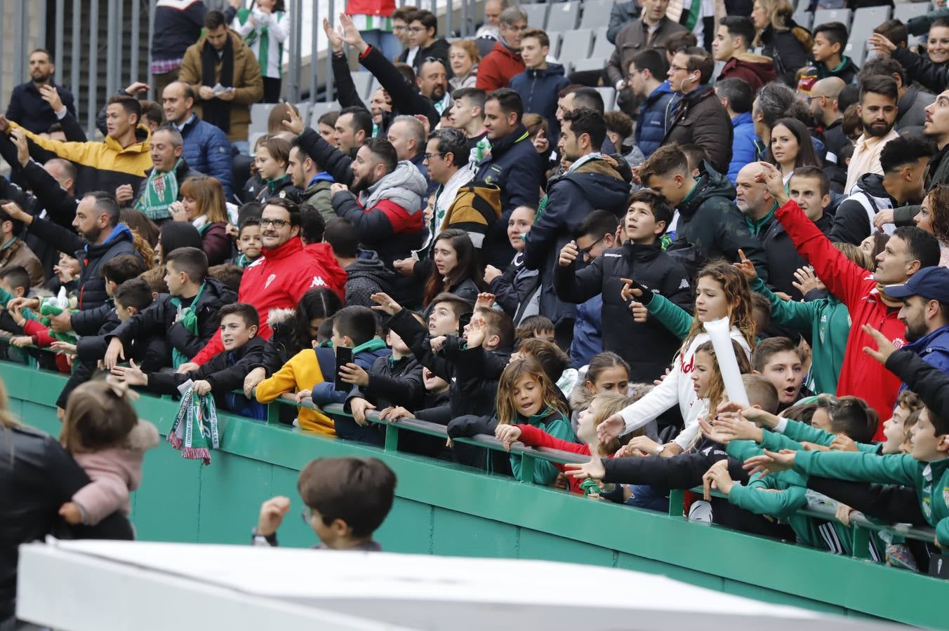 El ambiente navideño en la grada del Córdoba CF-Marbella