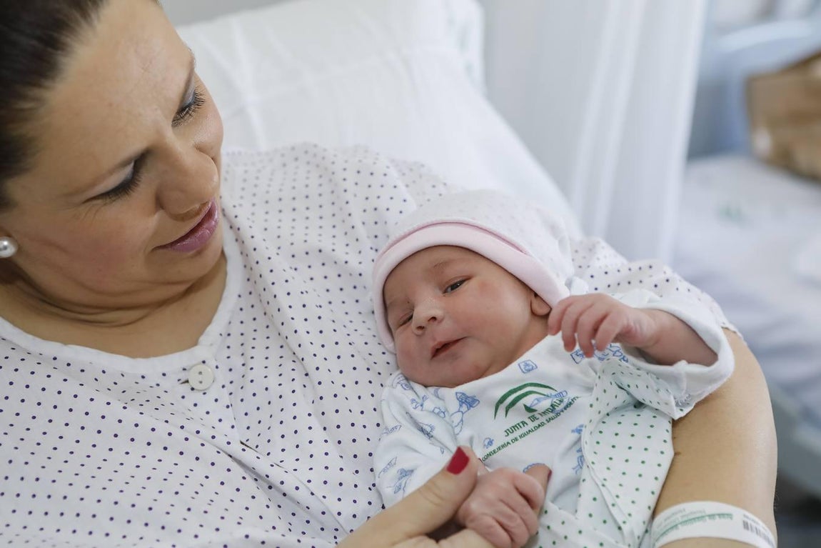 Así es Martina, el primer bebe nacido en Sevilla en 2020