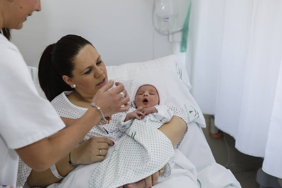 Así es Martina, el primer bebe nacido en Sevilla en 2020