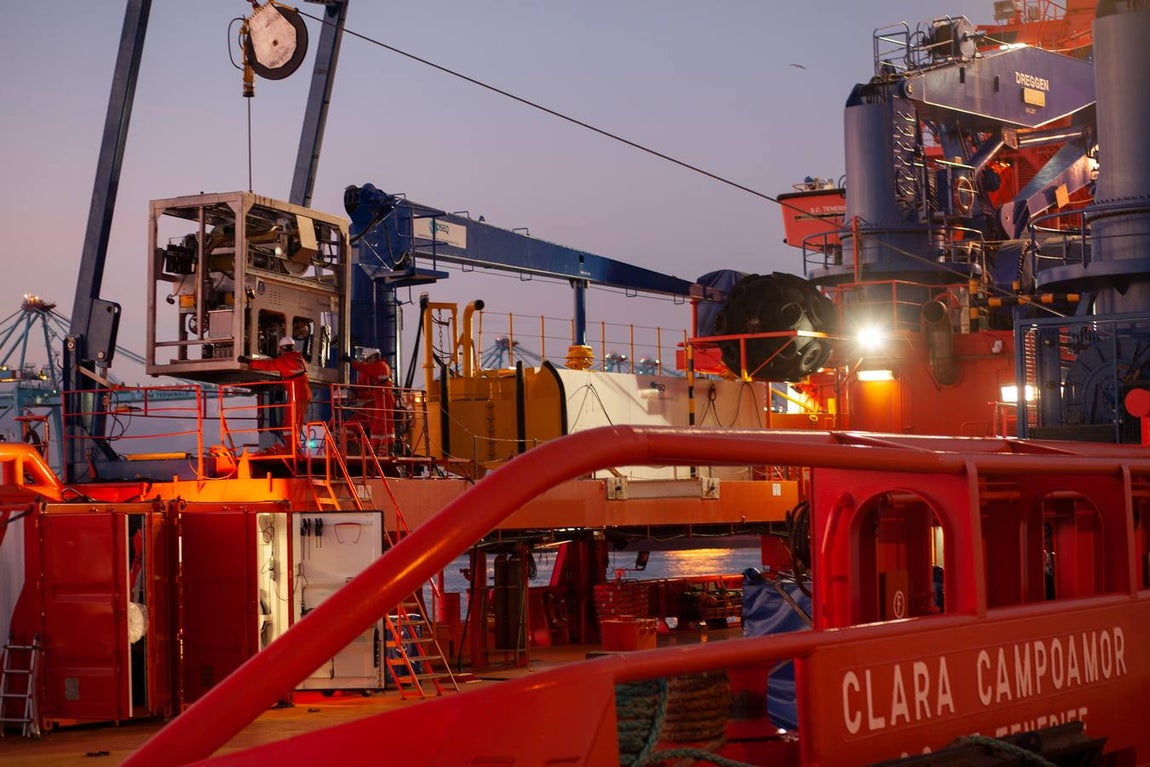 Instalan un sonar y un robot submarino en el «Clara Campoamor» para buscar el «Rúa Mar»