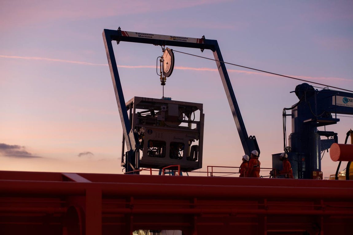 Instalan un sonar y un robot submarino en el «Clara Campoamor» para buscar el «Rúa Mar»
