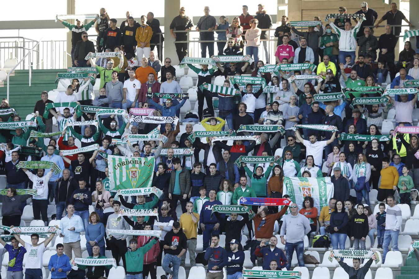 El ambiente en la grada del Córdoba-Yeclano, en imágenes