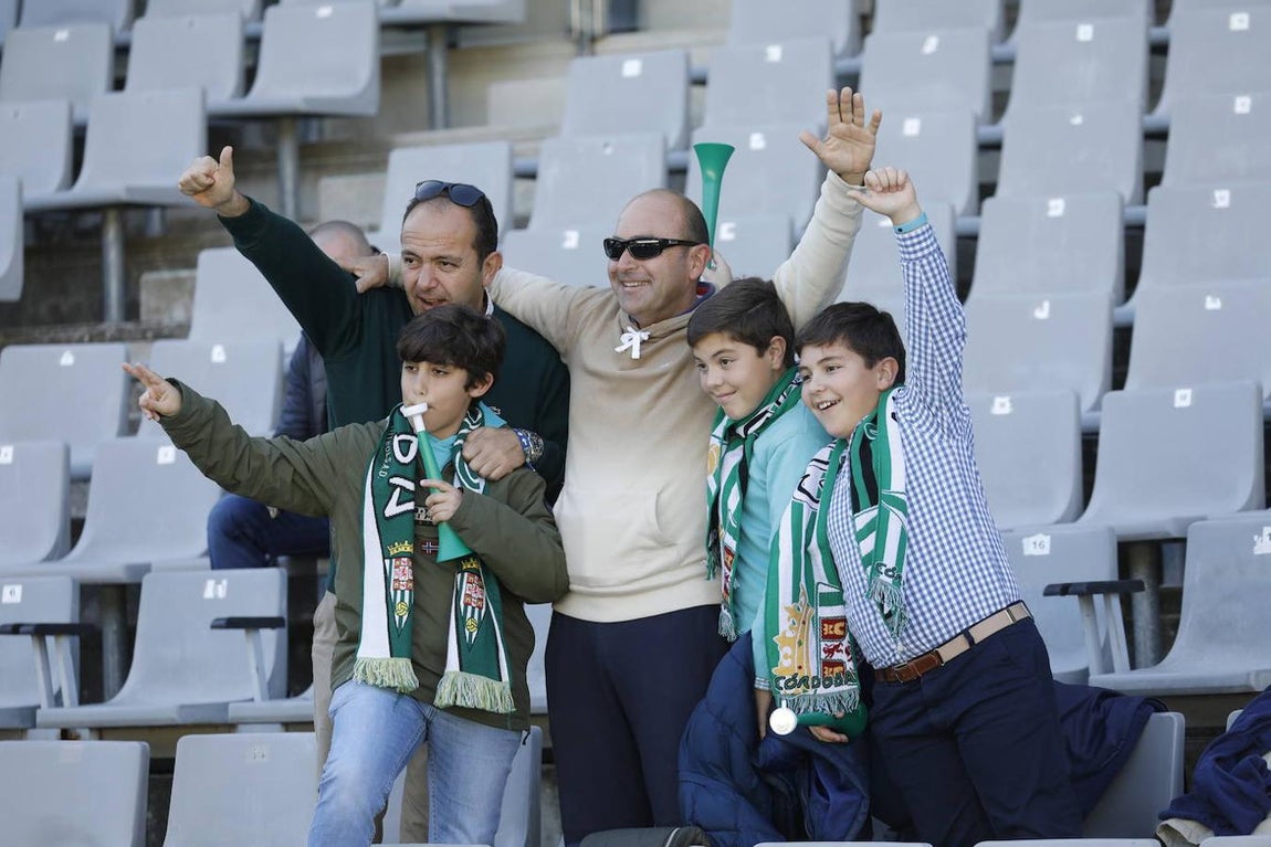 El ambiente en la grada del Córdoba-Yeclano, en imágenes