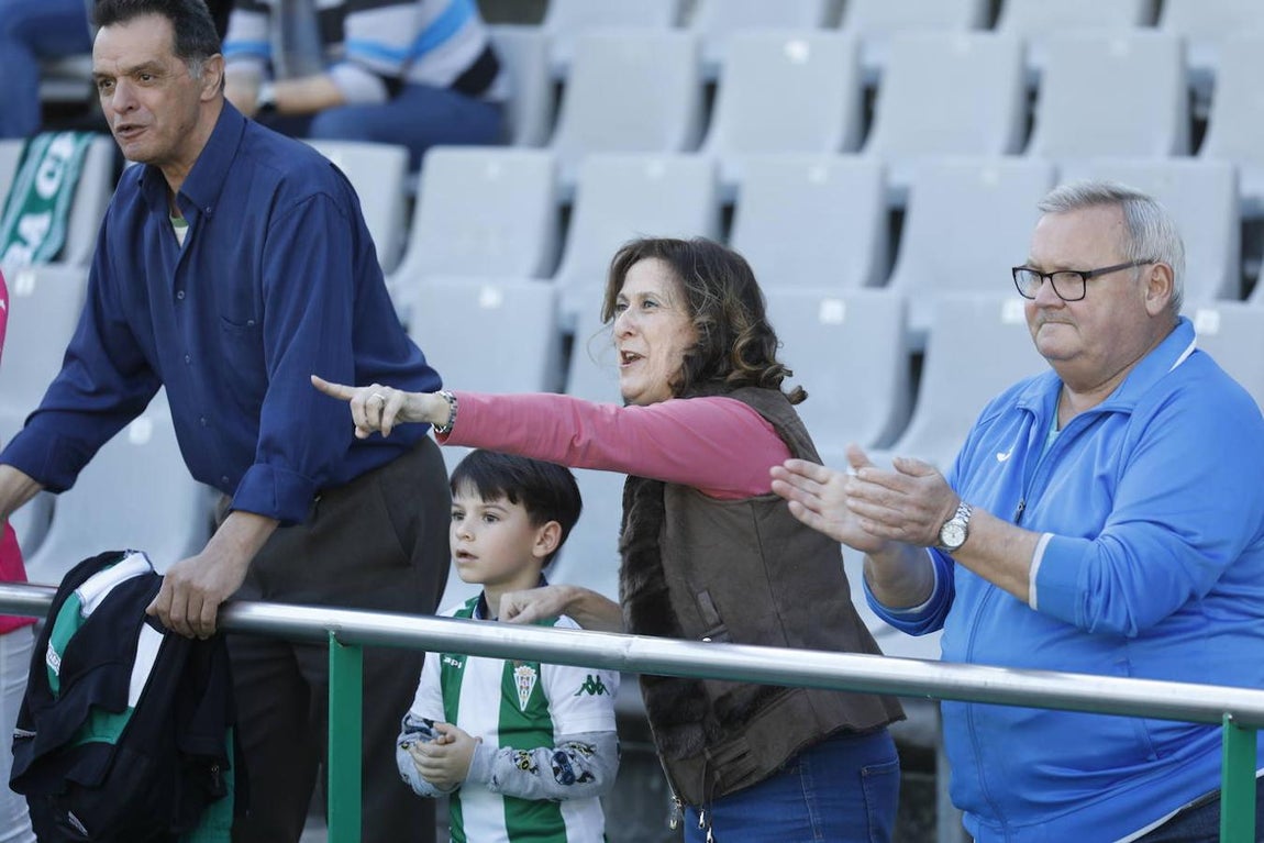 El ambiente en la grada del Córdoba-Yeclano, en imágenes