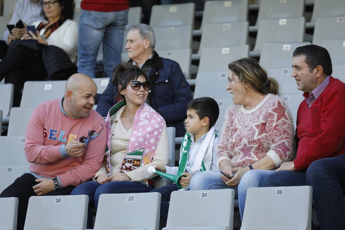 El ambiente en la grada del Córdoba-Yeclano, en imágenes
