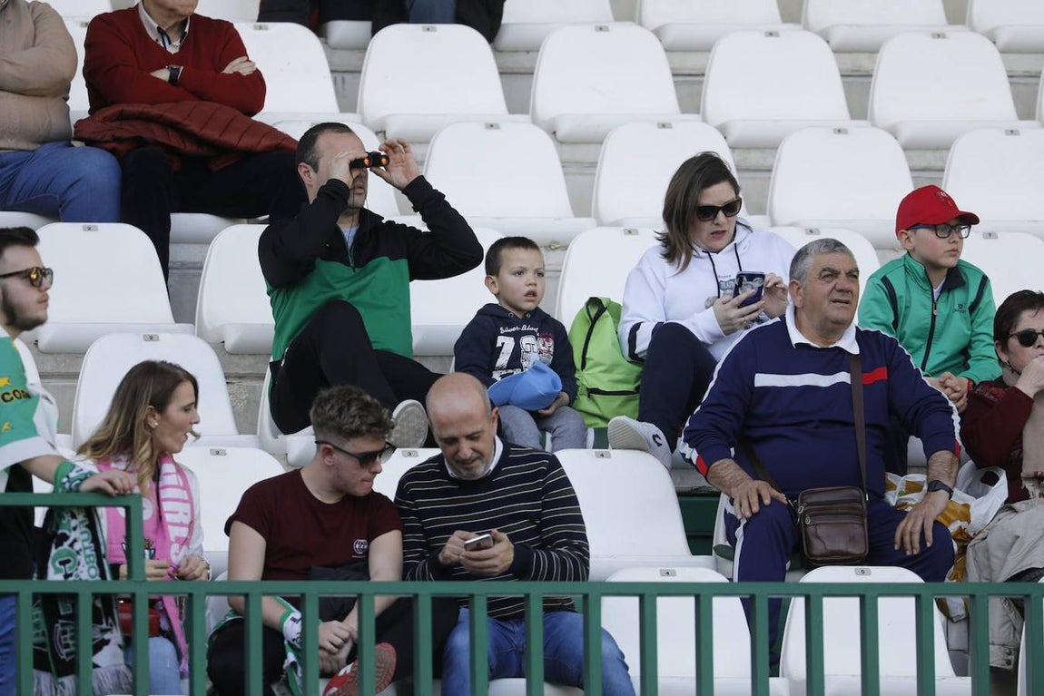 El ambiente en la grada del Córdoba-Yeclano, en imágenes