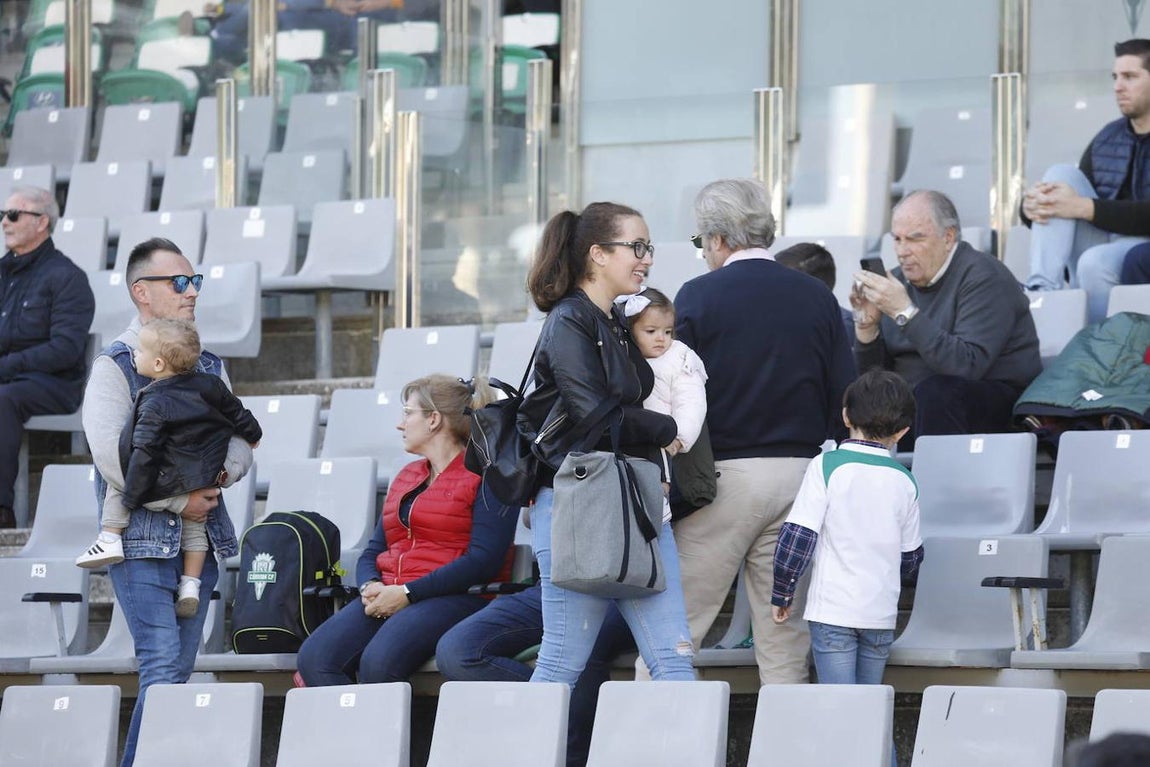 El ambiente en la grada del Córdoba-Yeclano, en imágenes