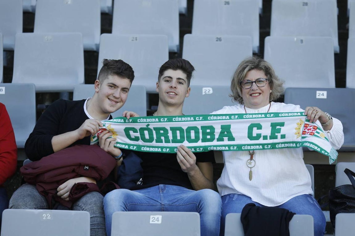 El ambiente en la grada del Córdoba-Yeclano, en imágenes