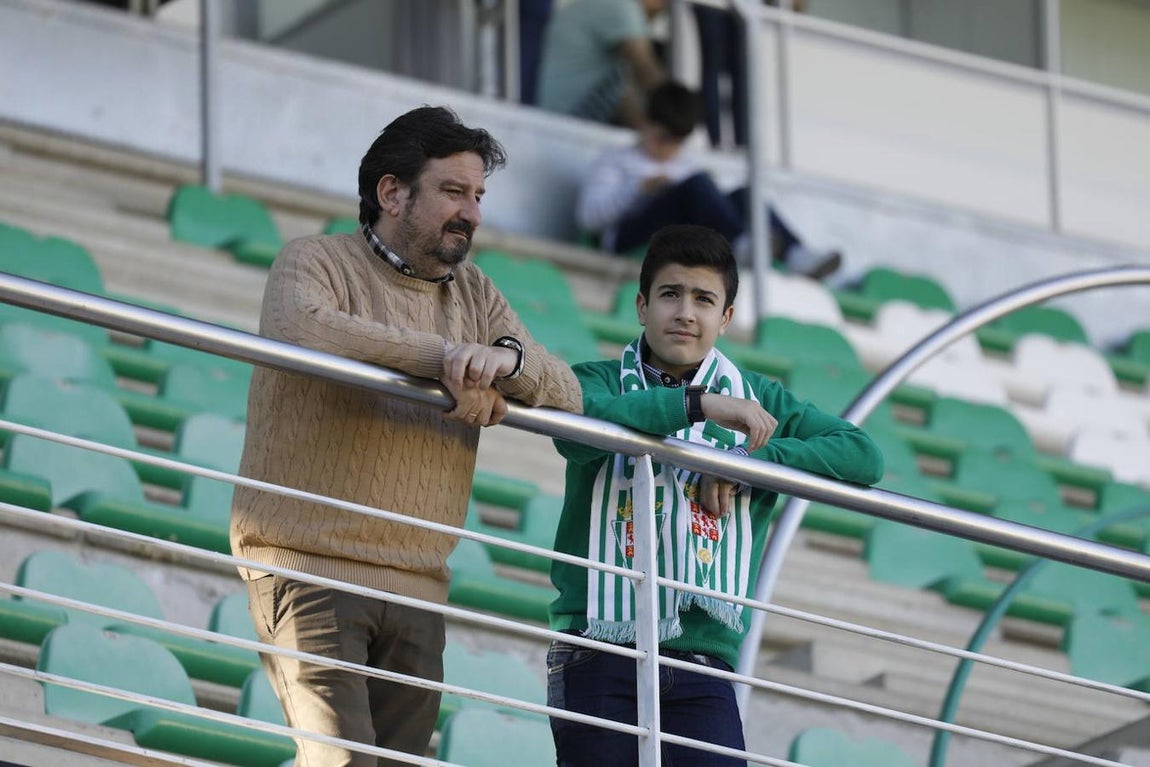 El ambiente en la grada del Córdoba-Yeclano, en imágenes