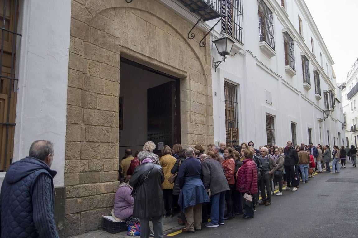 Cientos de personas rinden homenaje a Santa Ángela de la Cruz en Sevilla