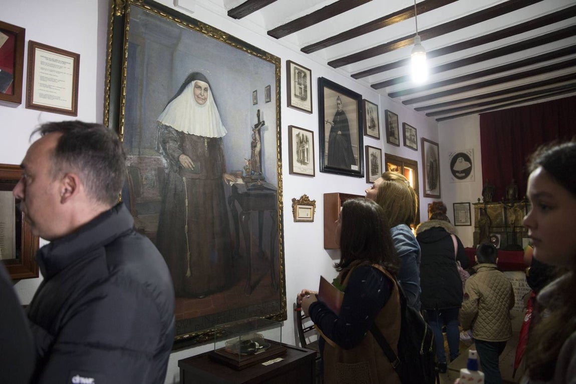 Cientos de personas rinden homenaje a Santa Ángela de la Cruz en Sevilla