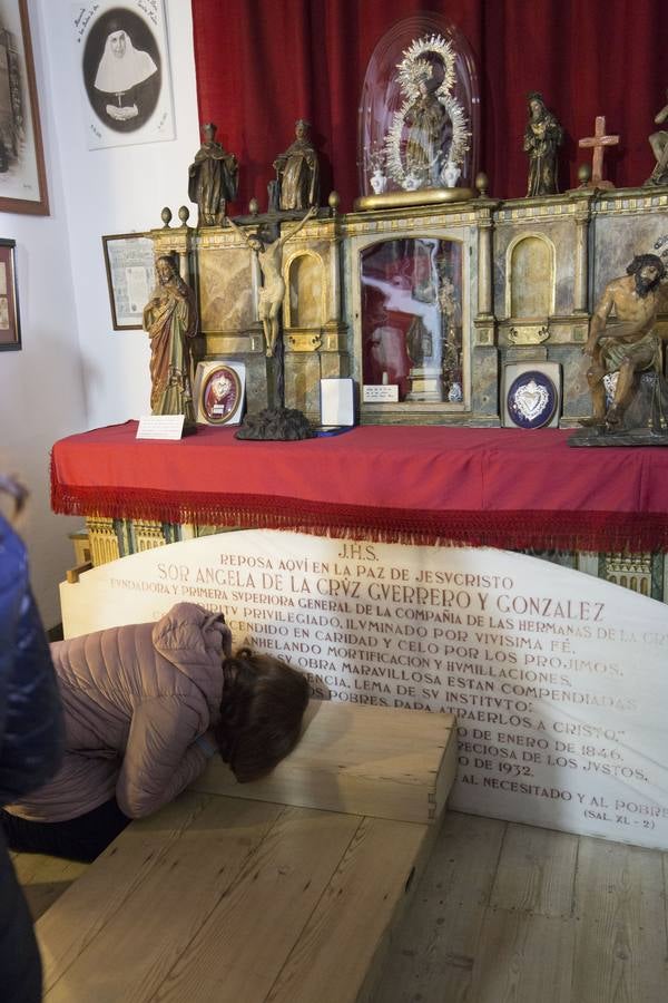 Cientos de personas rinden homenaje a Santa Ángela de la Cruz en Sevilla