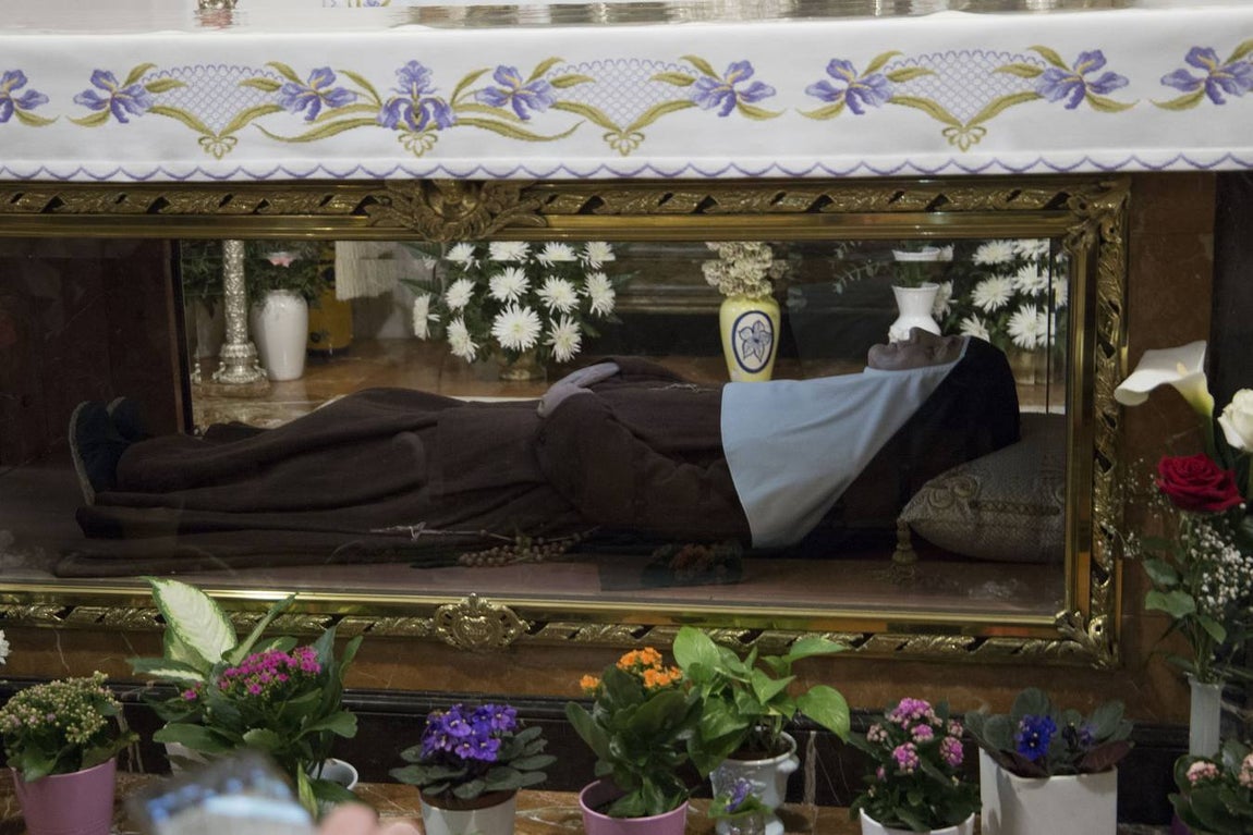 Cientos de personas rinden homenaje a Santa Ángela de la Cruz en Sevilla