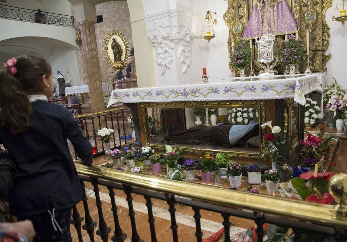 Cientos de personas rinden homenaje a Santa Ángela de la Cruz en Sevilla