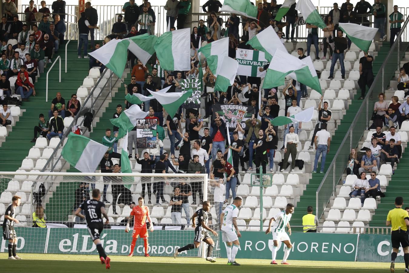 El ambiente en la grada del Córdoba CF-Cartagena, en imágenes