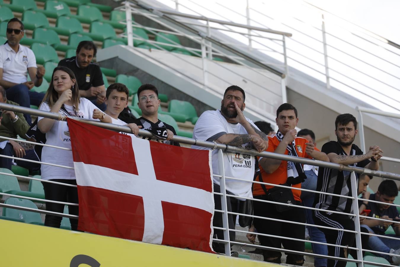 El ambiente en la grada del Córdoba CF-Cartagena, en imágenes