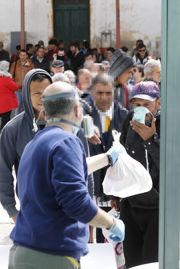 En imágenes, el reparto de comida en Córdoba frente al coronavirus