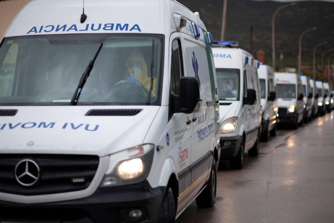 Coronavirus en Andalucía: en imágenes, el traslado de los ancianos de la residencia de Alcalá del Valle