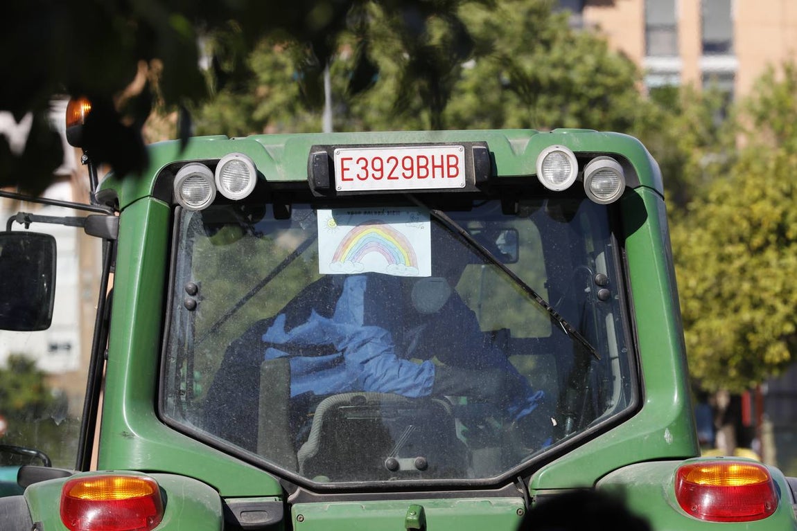 Tractores de los agricultores y Sadeco desinfectan Córdoba, en imágenes
