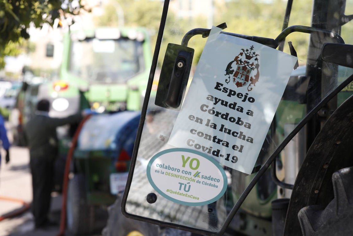 Tractores de los agricultores y Sadeco desinfectan Córdoba, en imágenes
