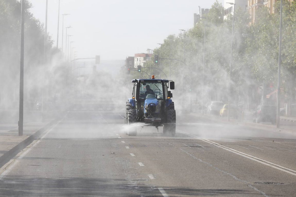 Tractores de los agricultores y Sadeco desinfectan Córdoba, en imágenes