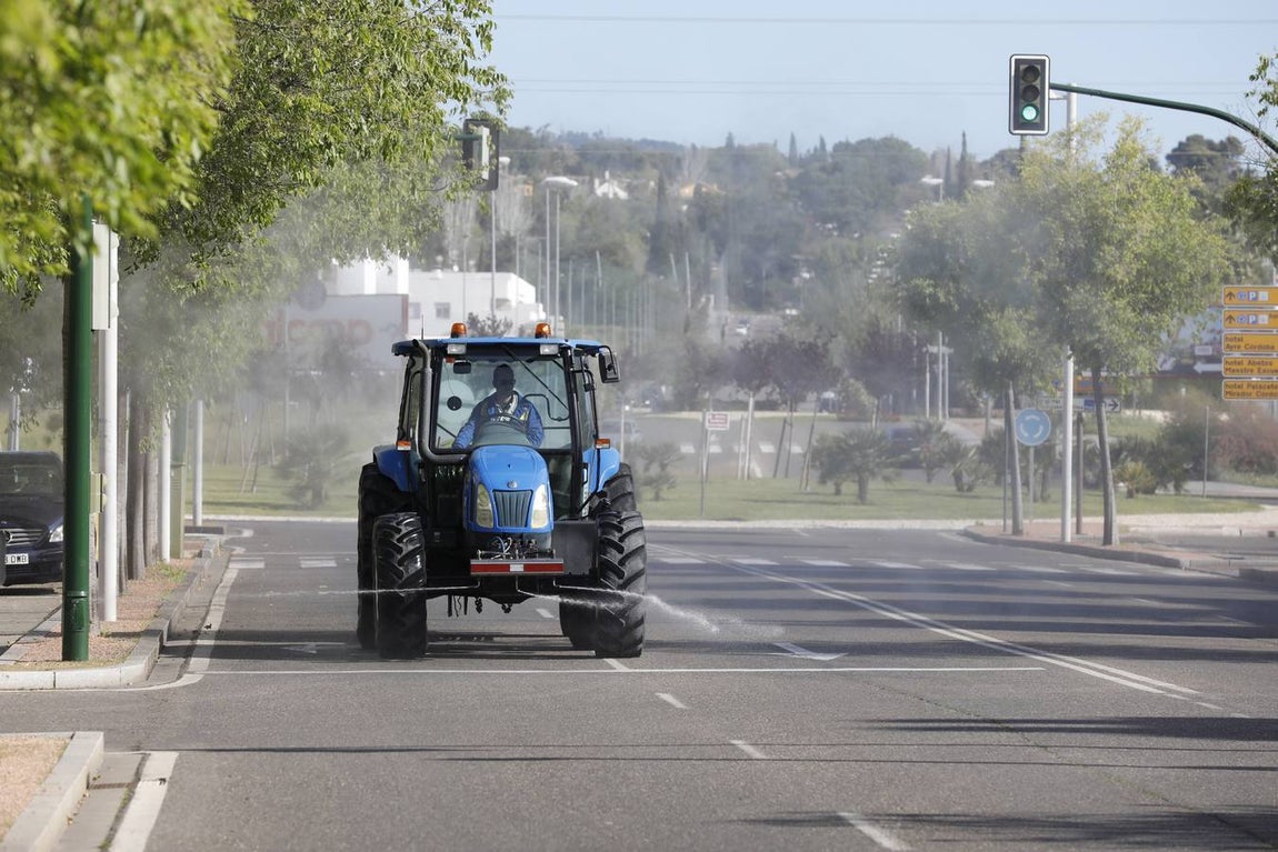 Tractores de los agricultores y Sadeco desinfectan Córdoba, en imágenes