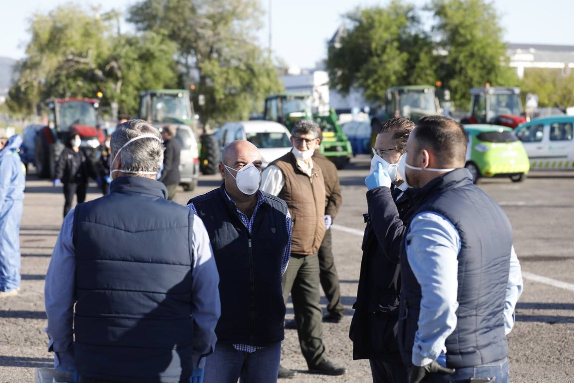 Tractores de los agricultores y Sadeco desinfectan Córdoba, en imágenes