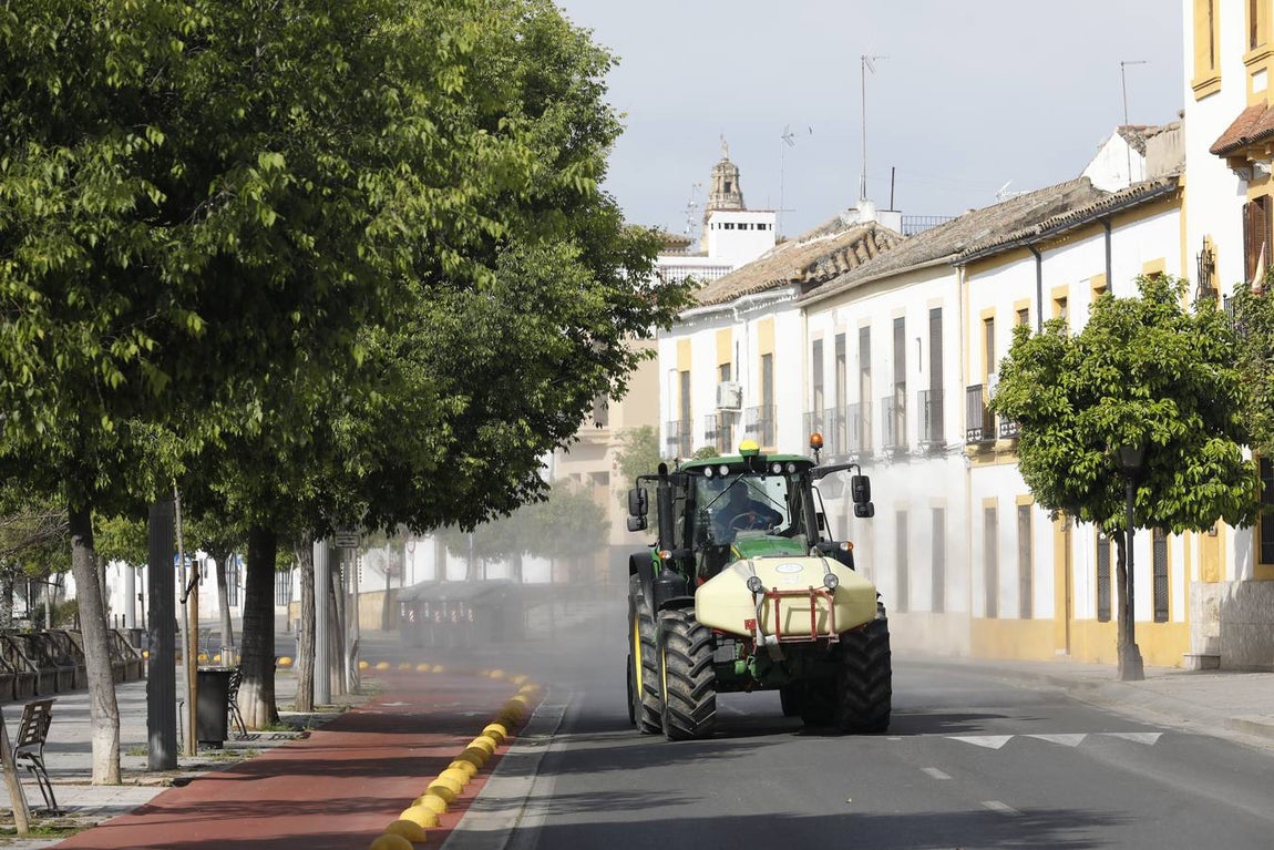 Tractores de los agricultores y Sadeco desinfectan Córdoba, en imágenes
