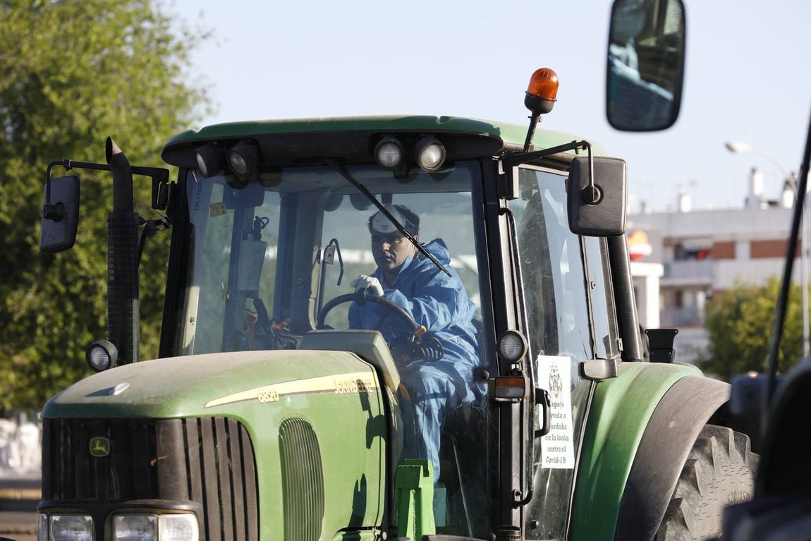 Tractores de los agricultores y Sadeco desinfectan Córdoba, en imágenes